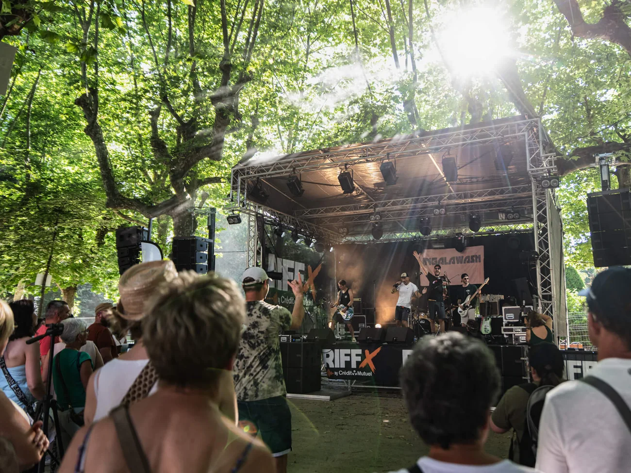 Un concert sous les arbres du village du festival